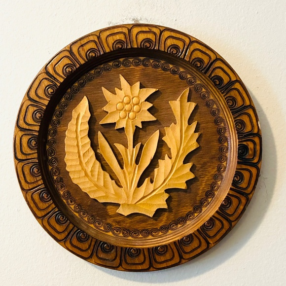 7” Handcarved Edelweiss Plate - Picture 1 of 5
